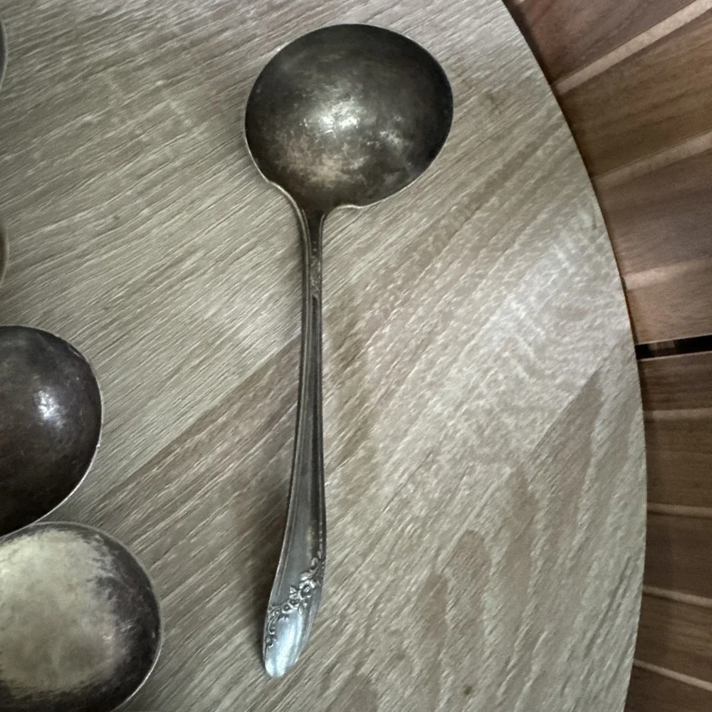Oneida Community-Tudor Plate Soup Spoons Soup Ladle -  Lot of  5  Queen Bess